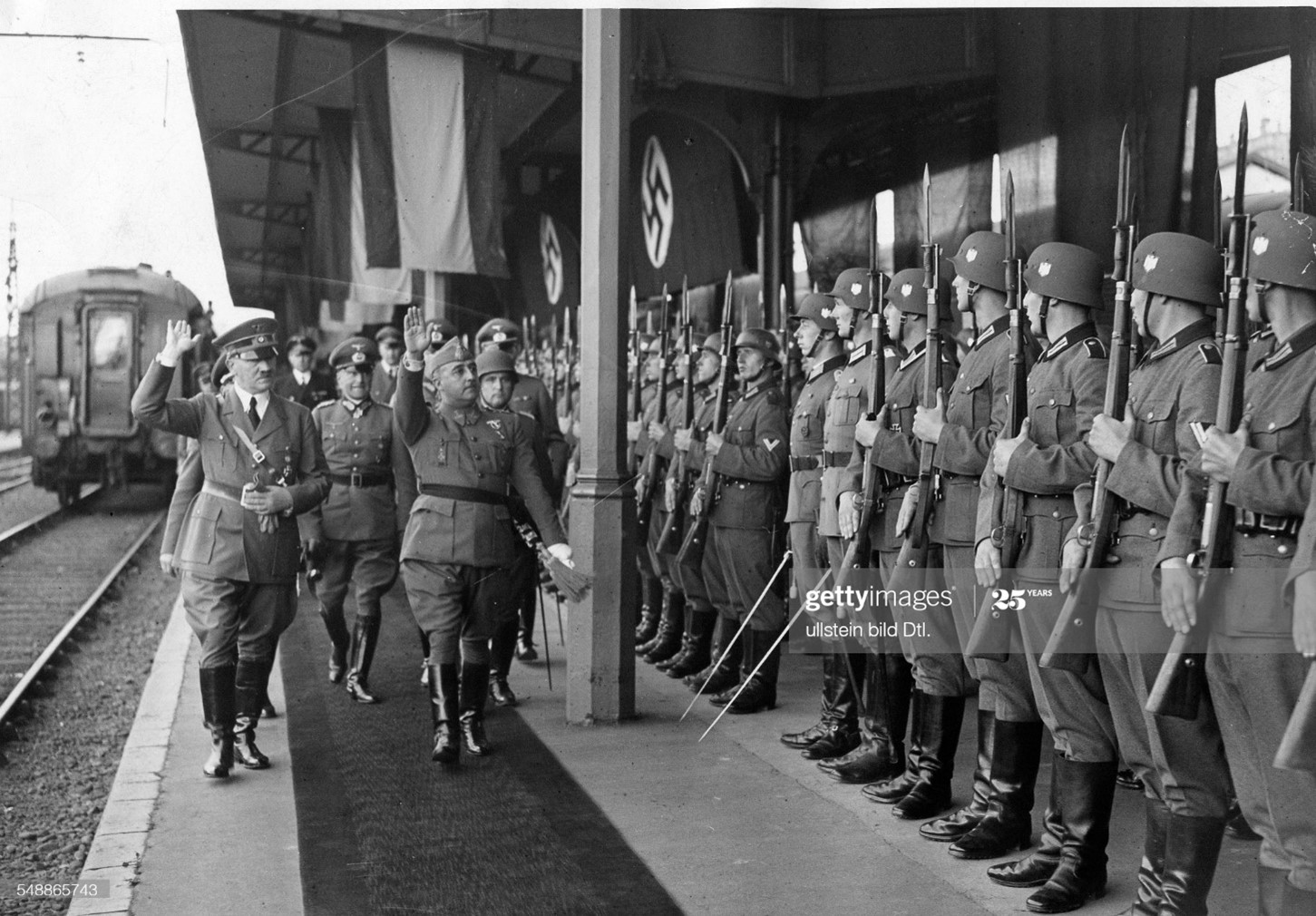 Франция, Гендай: Адольф Гитлер и Франсиско Франко выходят из почетного караула, в сопровождении свиты: фельдмаршал Вальтер фон Браухич (главнокомандующий Сухопутными войсками) - 23.10.1940-фотограф: News Photo