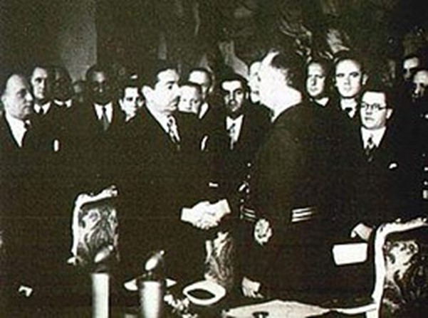 Рукопожатие Цветковича и Риббентропа после подписания Венского протокола 25 марта 1941.