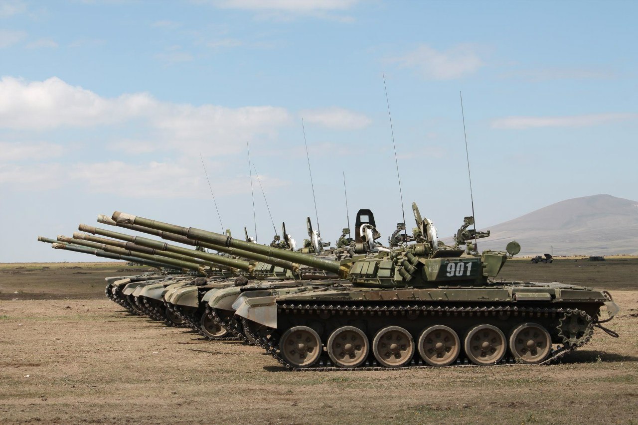 Войска рф продвинулись сегодня. Колонна т-72. Танк 72б Военная база Армения. Современные танковые войска. Танковые войска вс РФ.