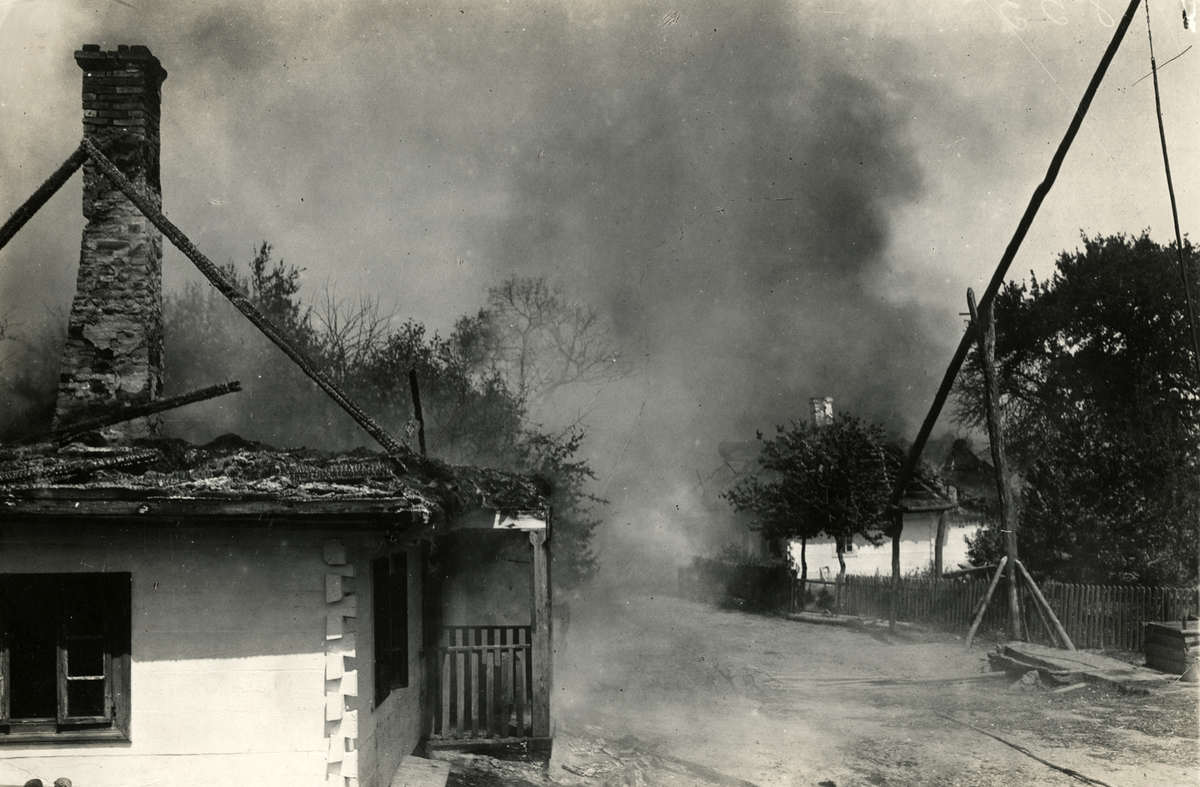 Разрушенный поселок. Деревня после бомбежки ВОВ. Разрушенная деревня 1945 ВОВ.