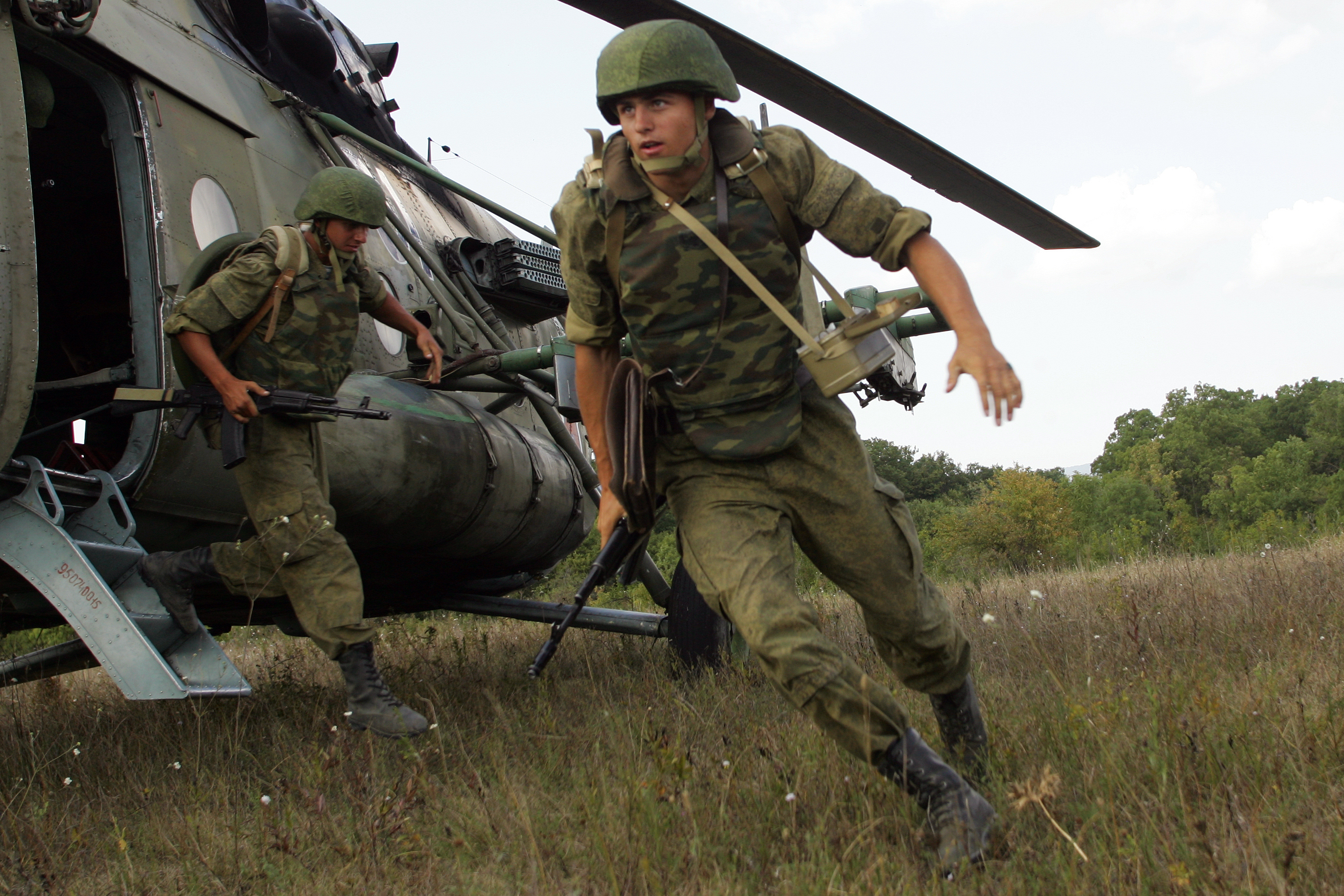 2 военных фото. Солдаты на учениях. Российские военные учения. Солдат в боевой готовности. Армия военные учения.