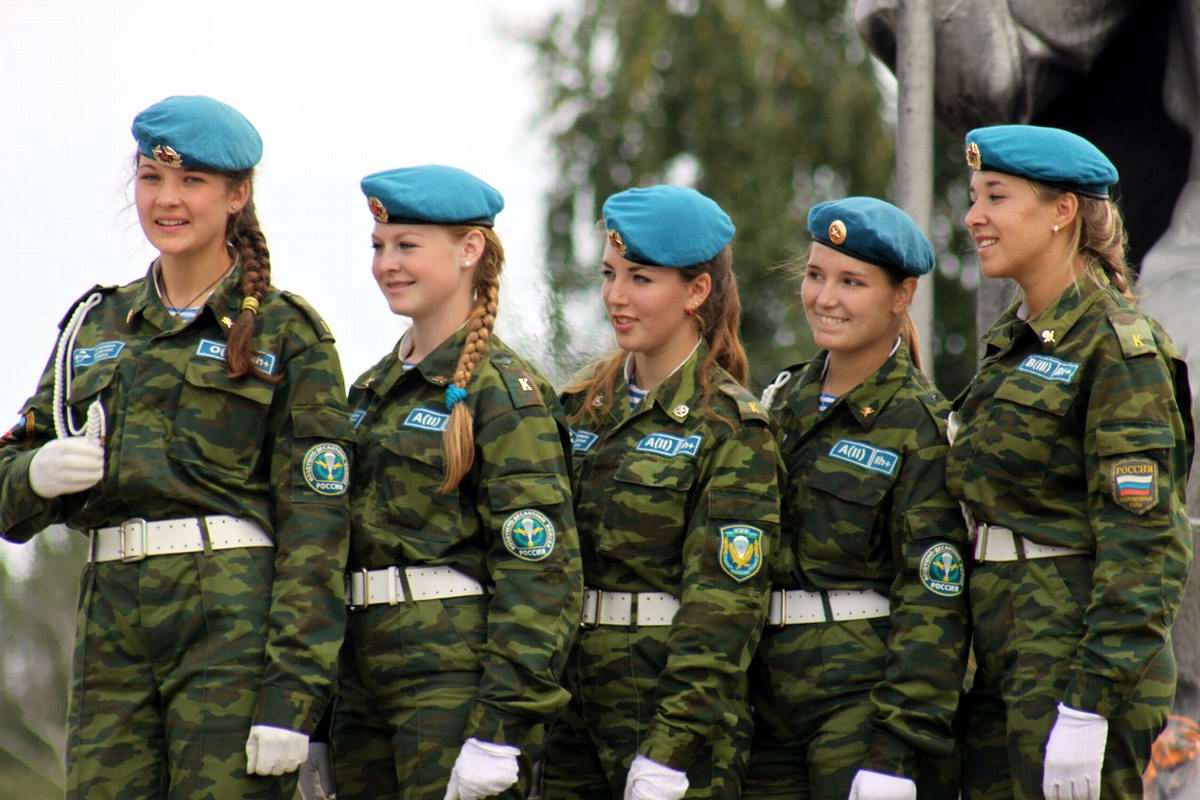 Военнослужащие женщины пособие. Женщины военнослужащие. ВДВ девушки. Русские женщины военные. Военная женская форма.