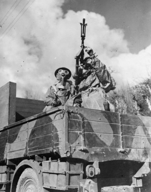 Солдаты RASC в противогазах и костюмах химической защиты с зенитным пулеметов в кузове грузовика в Сави-Берлетте. 8 марта 1940 г.