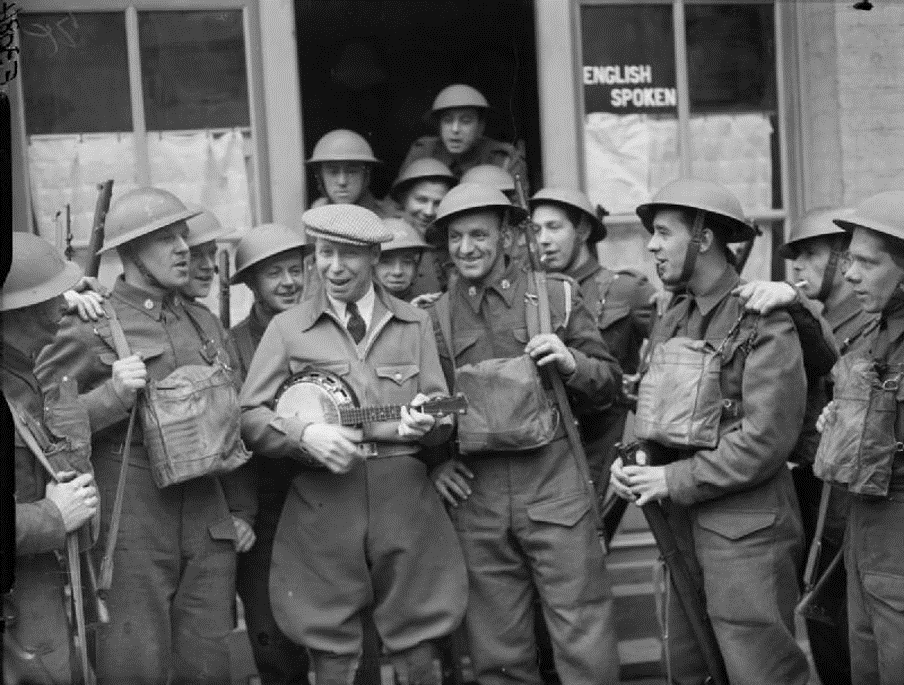 Джордж Формби развлекает солдат. 13 марта 1940 года.