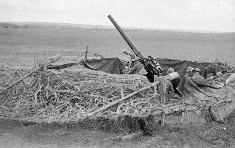 Замаскированные 3,7-дюймовые зенитные орудия недалеко от Реймса для обороны аэродрома. 23 марта 1940 года.