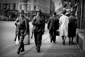 Немецкие солдаты на улицах Копенгагена в день, когда в стране было объявлено военное положение