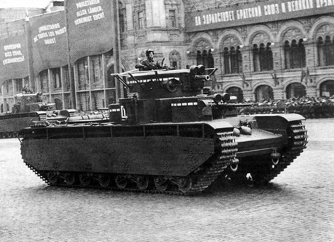 Танк Т-35 на первомайском параде на красной площади.