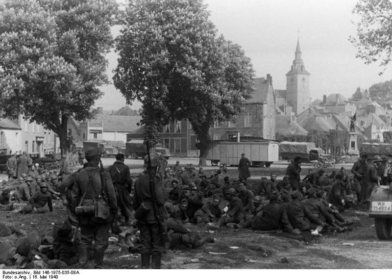 Немцы с пленными бельгийцами