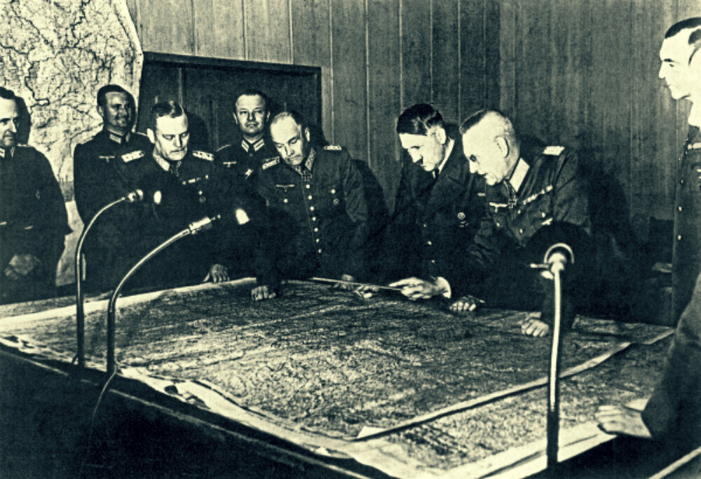 1940 год. Гальдер, вроде бы, указкой что-то показывает Гитлеру. Фото с zen.yandex.ru, канал Т-34