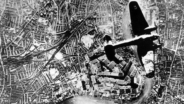 Бомбардировщик Хейнкель He-111 над Лондоном