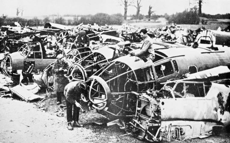 Кладбище разбитых немецких самолетов в Лондоне. 