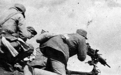 Китайцы в засаде обстреливают японские позиции. 