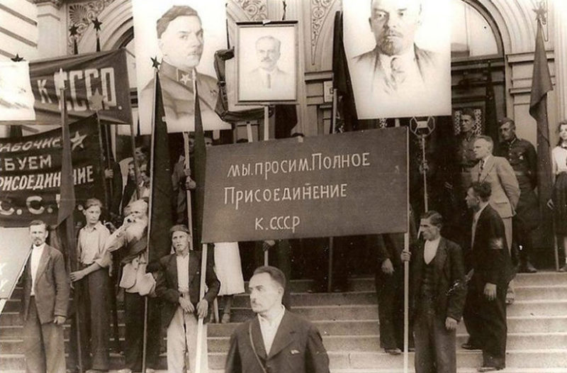 Рижане с плакатами с просьбой о присоединении к СССР.