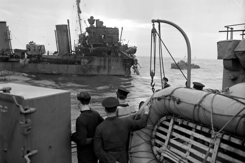 Эсминец «Экспресс» 31 августа 1940 года, потерял носовую часть после подрыва на мине.