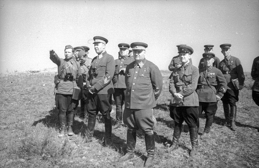 Капитан П. С. Ольшевский докладывает наркому Семену Тимошенко расположение участка обороны. Тактические учения в Западном Особом военном округе, август - сентябрь 1940