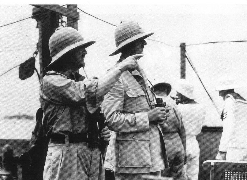 Де Голль с генерал-майором сэром Эдвардом Спирсом , личным представителем Черчилля в « Свободной Франции» , на пути в Дакар в сентябре 1940 года на борту голландского лайнера «Вестерленде»