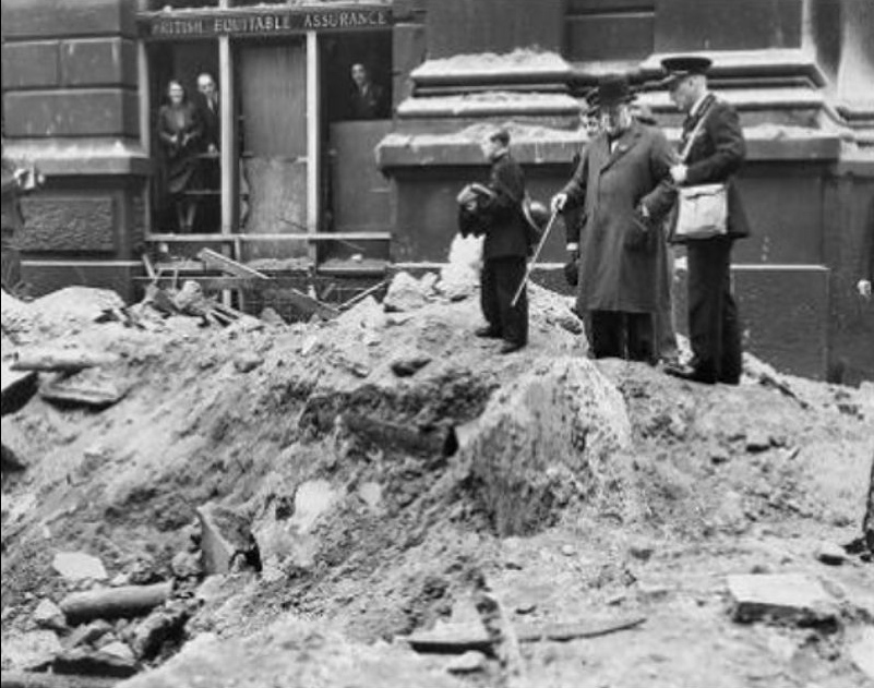 У. Черчилль инспектирует разрушения столицы