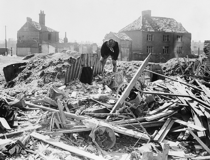 Дом разрушен прямым попаданием немецкой бомбы, но убежища Андерсона — целы
