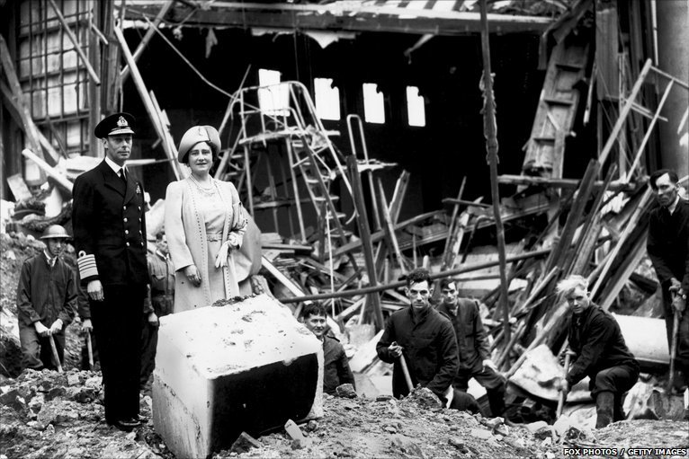 Король Георг VI и королева осматривают последствия бомбардировки Букингемского дворца, 13 сентября 1940 год.