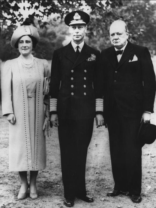 Король, королева и У. Черчилль обозревают повреждения нанесенные Букингемскому дворцу.