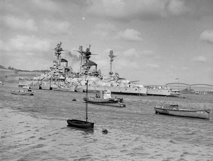 «Revenge» и «Resolution» в Плимуте, 1946 год