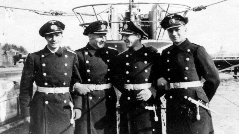 Офицеры немецкой подводной лодки U 96 в день принятия лодки у верфи и вступления её в строй флота. 14 сентября 1940 года.