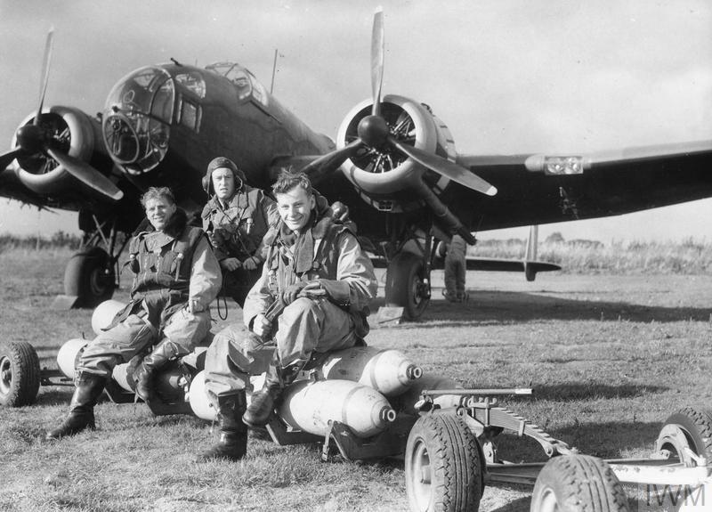 Британские летчики Бомбардировочного командования готовятся к вылету