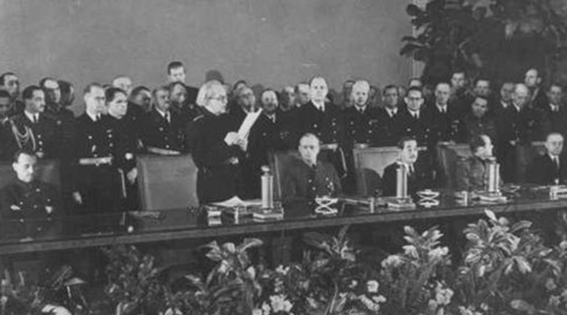 Премьер-министр Войтех Тука во время подписания протокола о вступлении Словакии в Тройственный союз. 