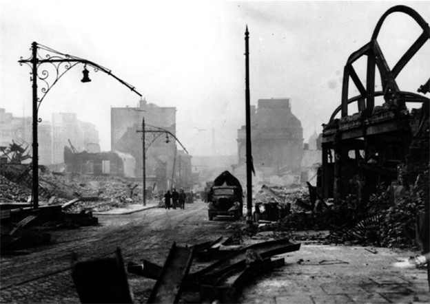 Разрушения в городе после бомбардировок.