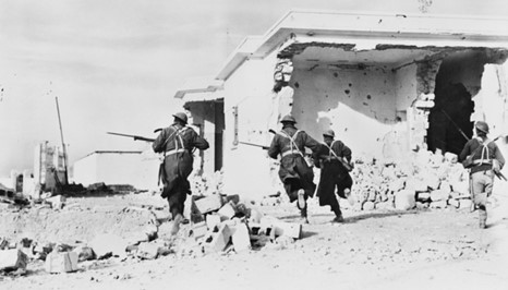 Австралийские солдаты врываются в Бардию