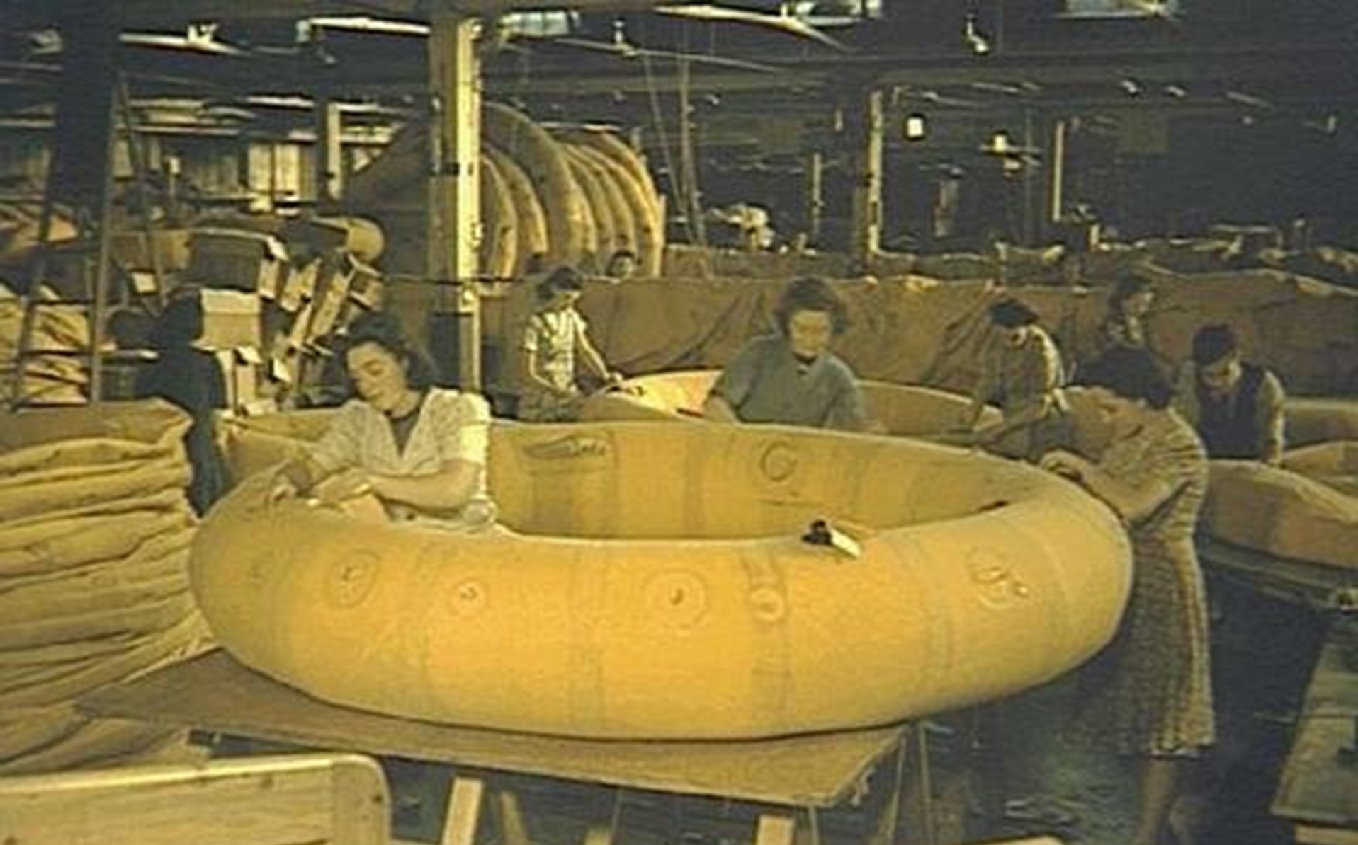 Изготовление надувных спасательных лодок для самолетов.