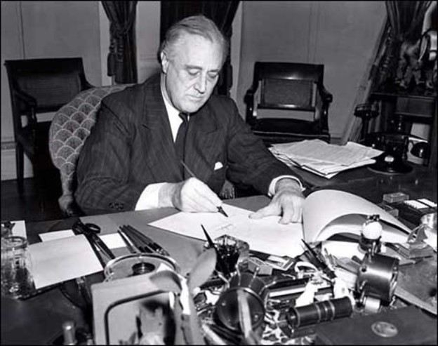 Президент США Франклин Д. Рузвельт подписывает закон о Ленд-лизе. 