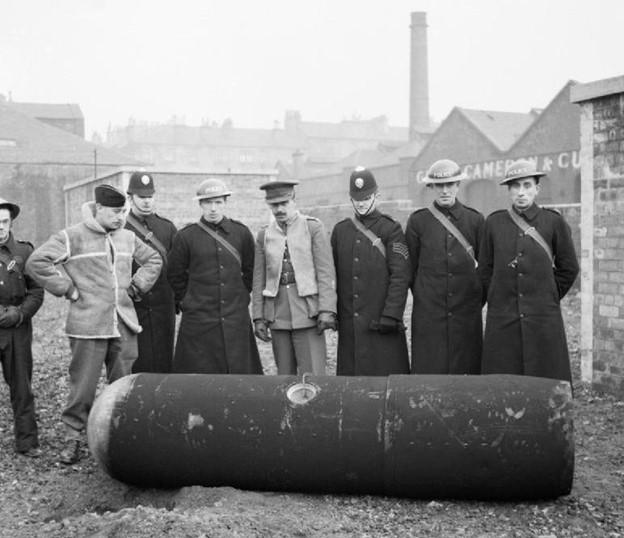 Обезвреженная 1000-кг парашютная мина. Глазго, 18 марта 1941 г.
