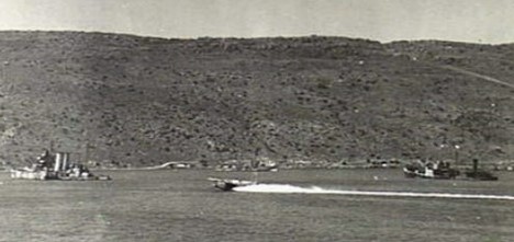 Тяжелый британский крейсер «York» и танкер «Pericles», поврежденные в бухте Суда. 