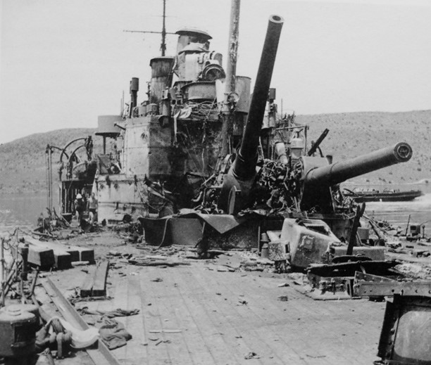 Разрушенные орудийные башни крейсера «Йорк».