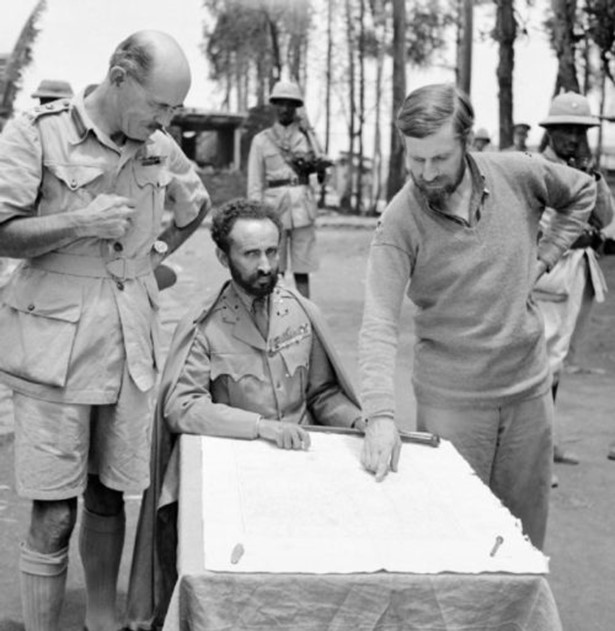 Император Эфиопии Хайле Селассие (сидит) с бригадным генералом Даниэлем Артуром Сэндфордом (слева) и полковником Вингейтом (справа) в форте Дамбаха. 1941 г.