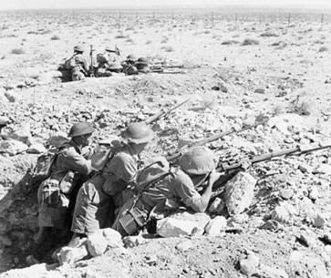 Австралийские солдаты на передовых позициях перед Тобруком.