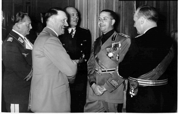 Адольф Гитлер в разговоре с итальянским послом Момент имел